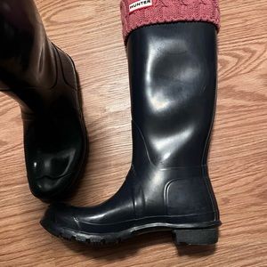 Hunter navy blue boots with pink sock inserts